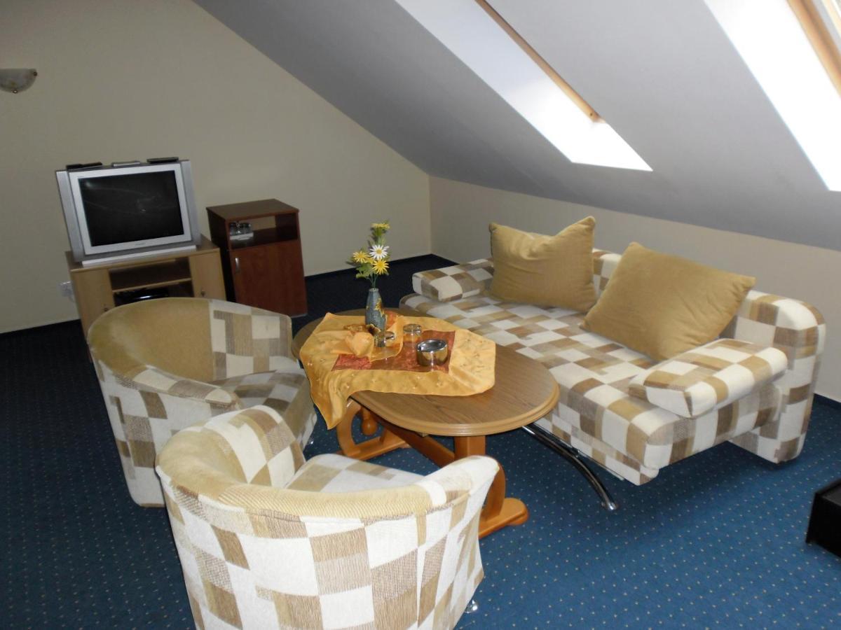Restaurant & Hostel "Broadway" Kliniska Екстер'єр фото