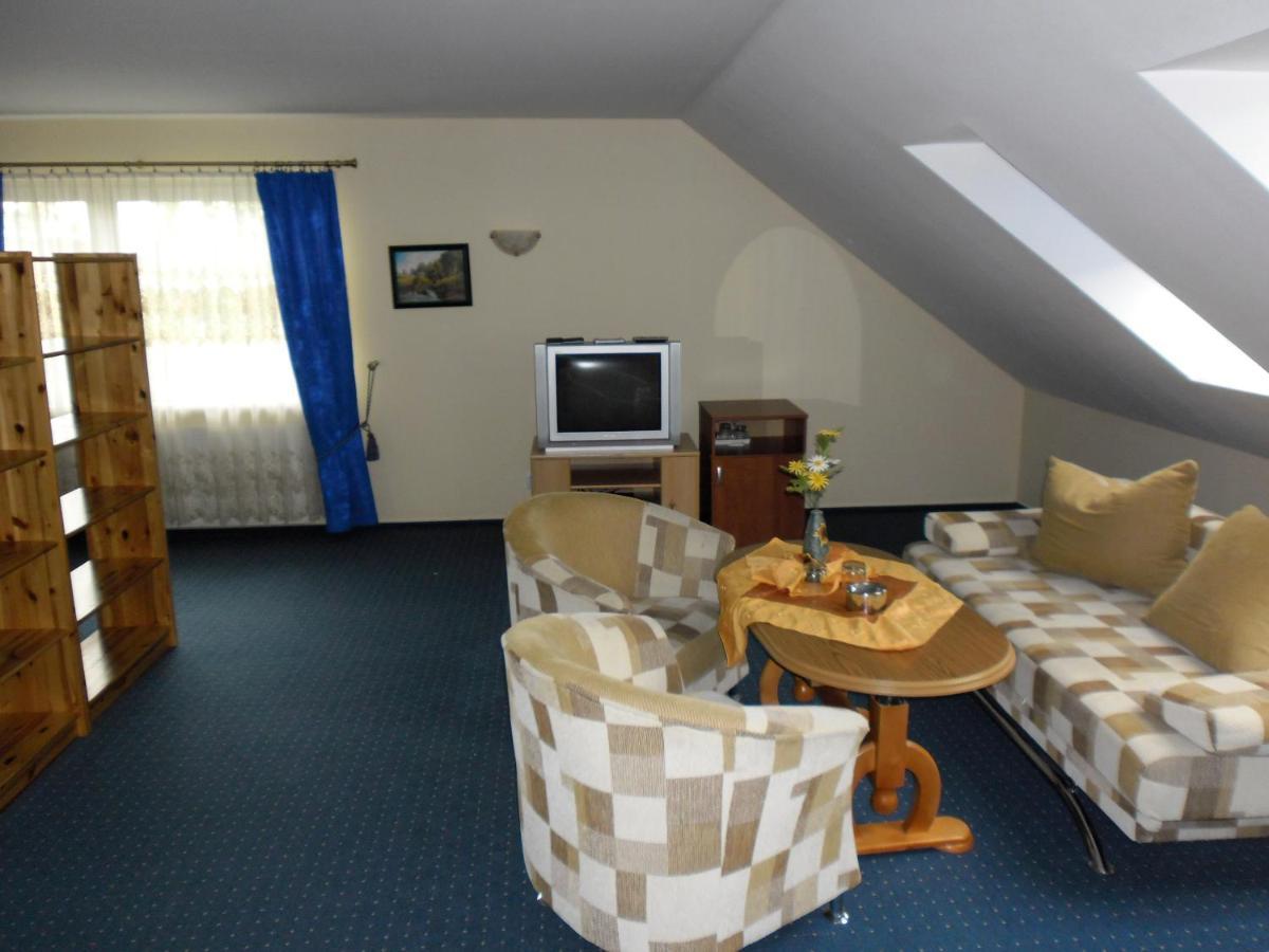 Restaurant & Hostel "Broadway" Kliniska Екстер'єр фото