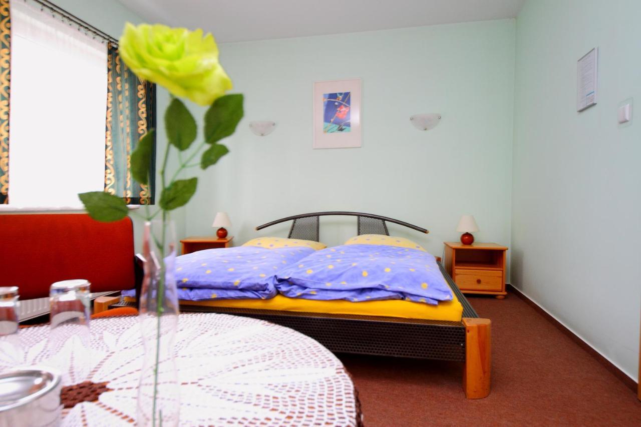 Restaurant & Hostel "Broadway" Kliniska Екстер'єр фото