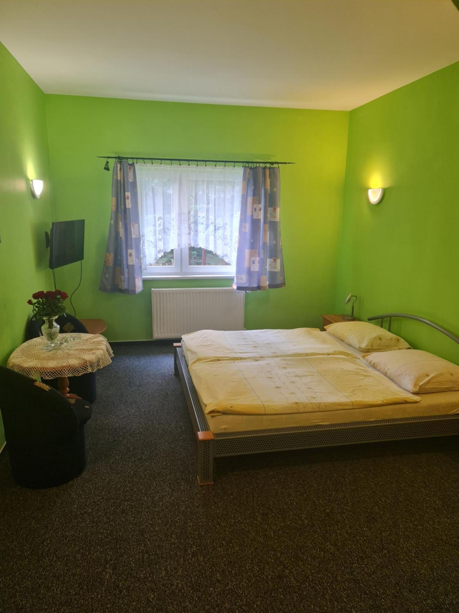 Restaurant & Hostel "Broadway" Kliniska Екстер'єр фото