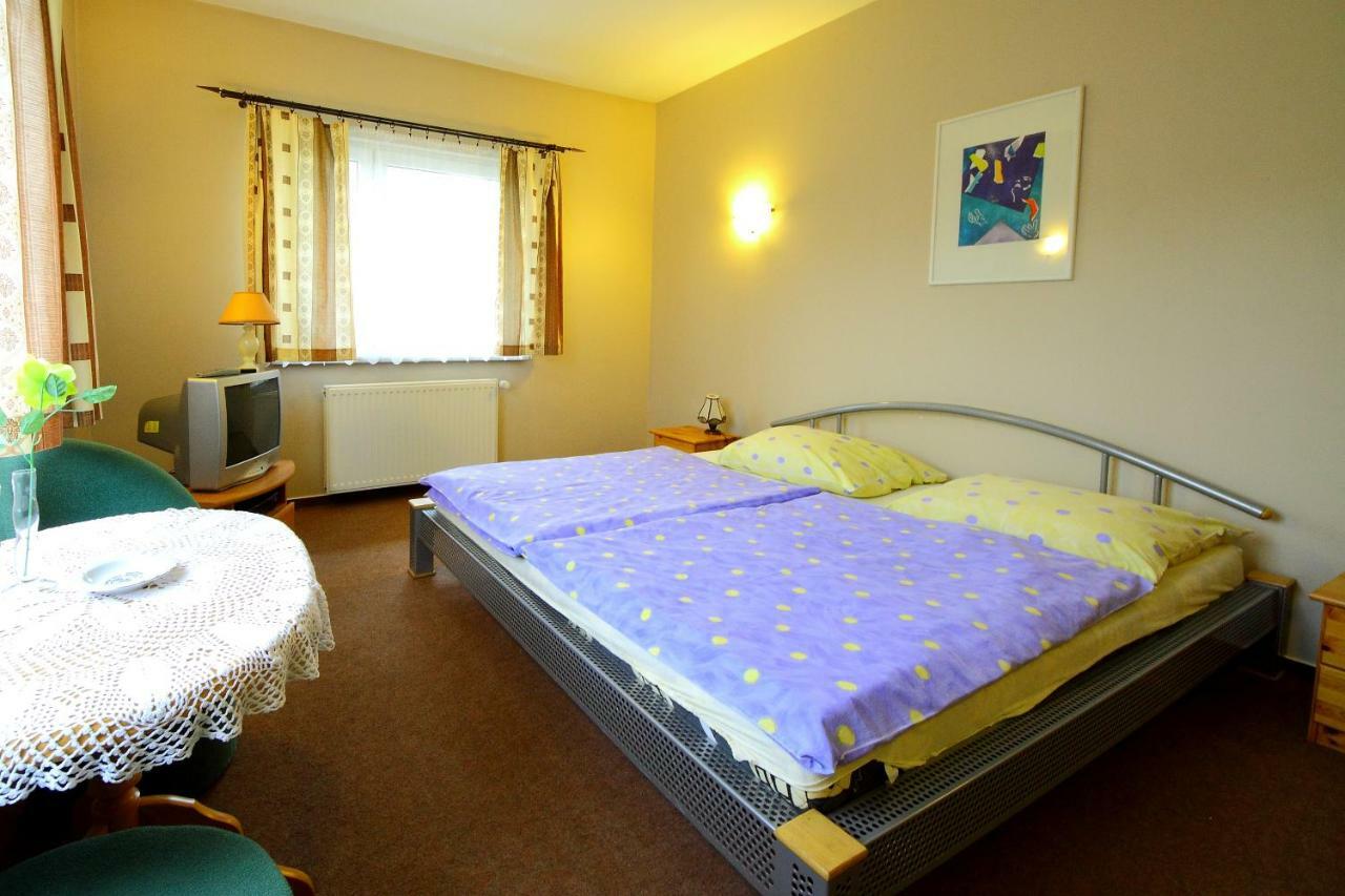 Restaurant & Hostel "Broadway" Kliniska Екстер'єр фото