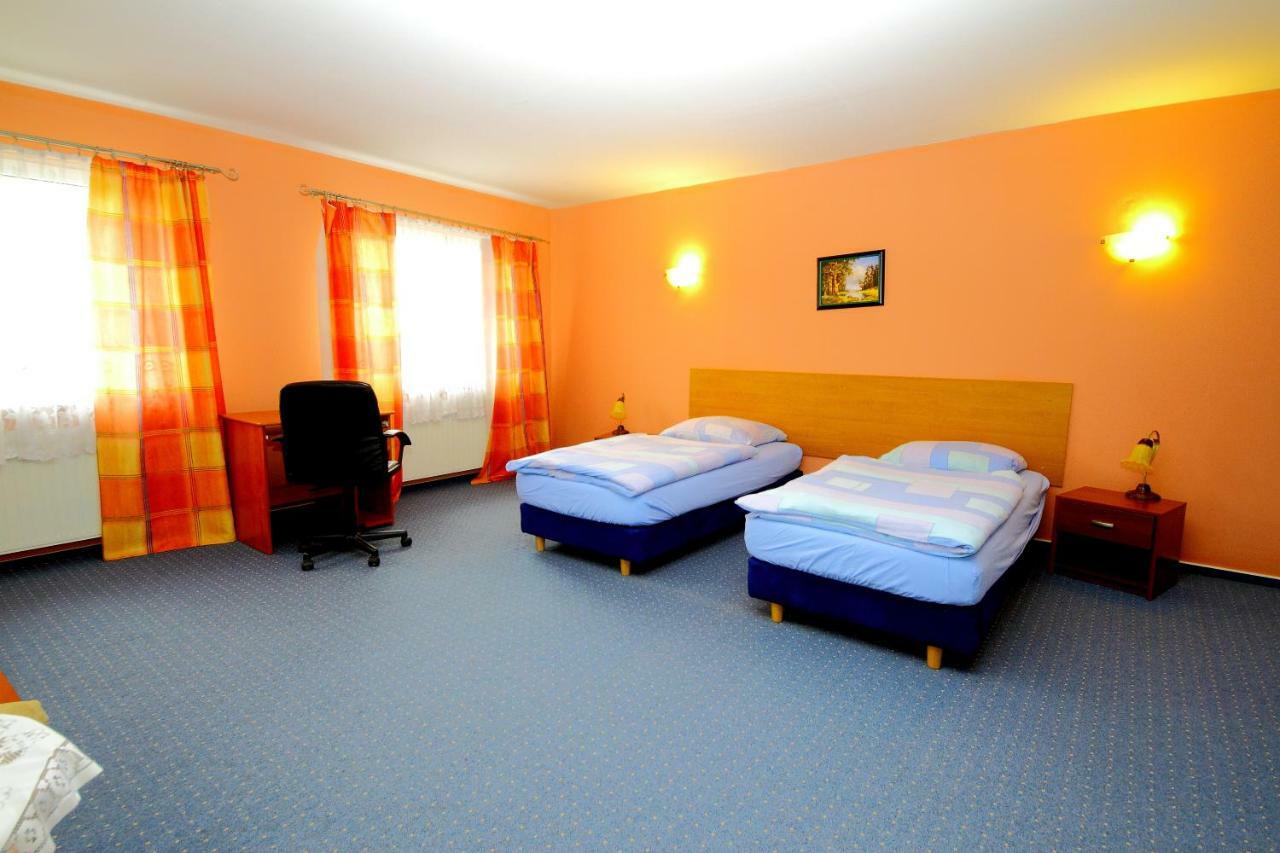 Restaurant & Hostel "Broadway" Kliniska Екстер'єр фото