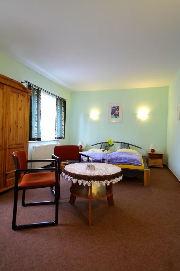 Restaurant & Hostel "Broadway" Kliniska Екстер'єр фото