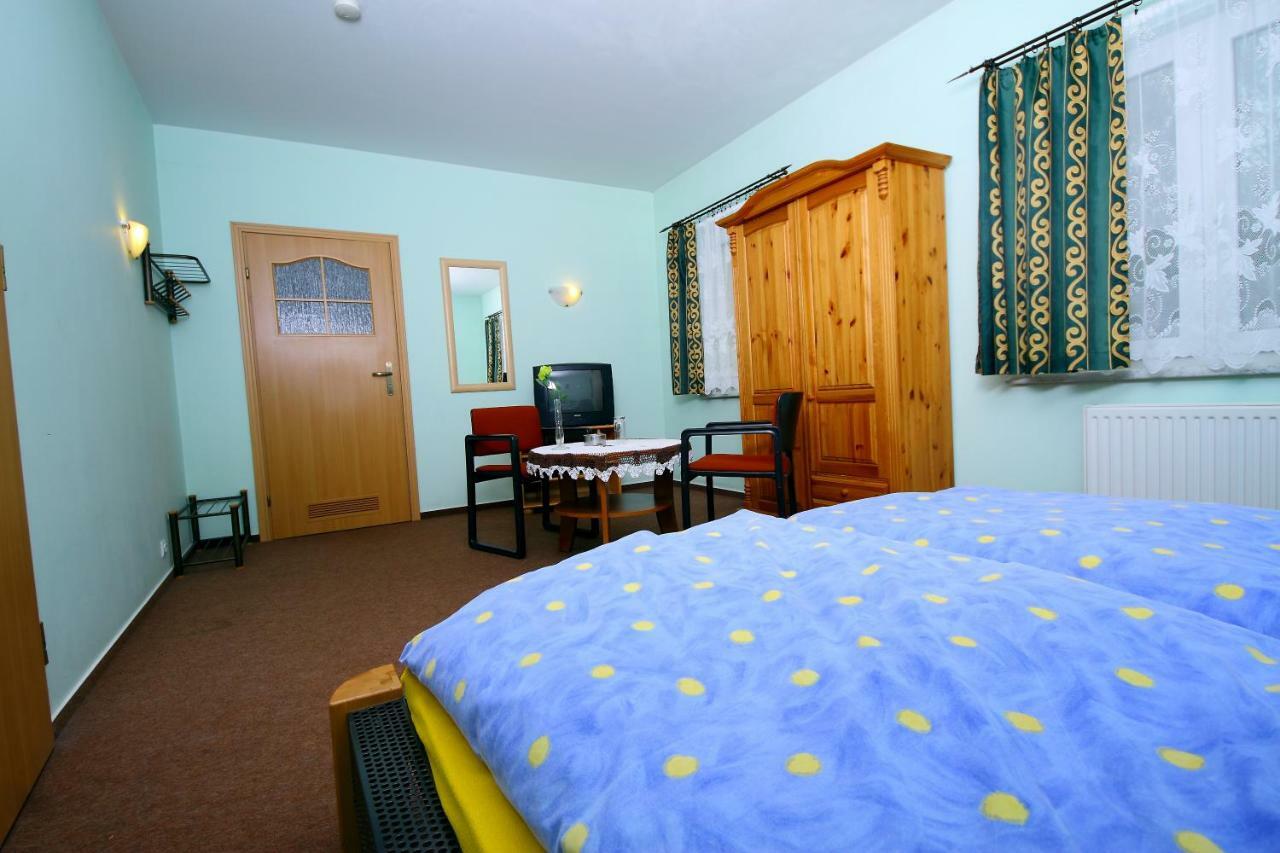Restaurant & Hostel "Broadway" Kliniska Екстер'єр фото
